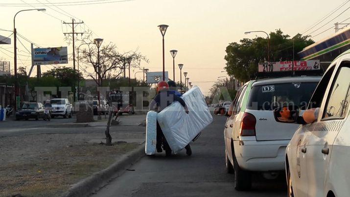 Imprudencia- fotografiaron a una pareja llevando dos colchones en moto