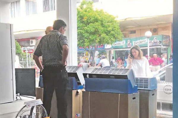 Por el doacutelar los aparatos acondicionadores de aire subieron hasta un 40-en-porciento-