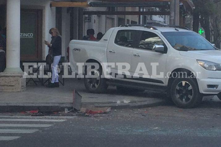 Una camioneta terminó sobre la vereda de un bar de la calle Roca