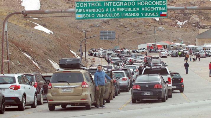 Los chilenos hacen colas de hasta 3 horas para comprar en Argentina