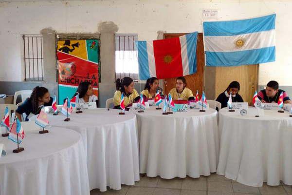 Joacutevenes trabajan en el proyecto La Chicharra- Parlamentos Adolescentes