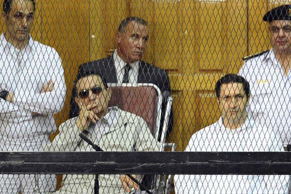 Arrestaron a los hijos del exdictador Hosni Mubarak  por manipulacioacuten bursaacutetil