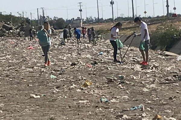 Santiago se adhirioacute a la campantildea del Diacutea Mundial de la Limpieza 