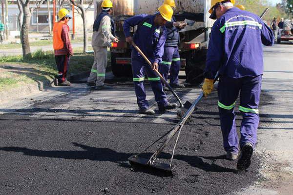 La comuna capitalina realiza obras de bacheo en avenida Coloacuten y en calle Chaco 