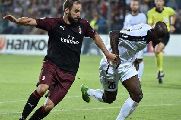 Gonzalo Higuaiacuten marcoacute en el empate del Milan ante Atalanta 