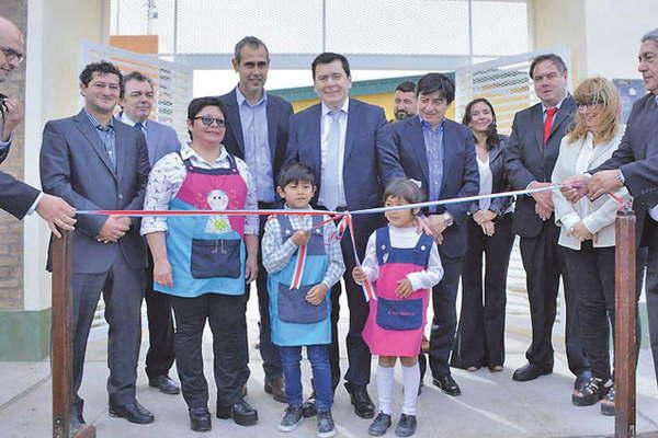 Zamora inauguroacute el nuevo  edificio del jardiacuten Sayaneritos