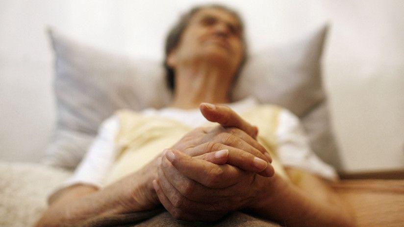 Una abuela con Alzheimer reconoce por un instante a su nieta y le dice te amo