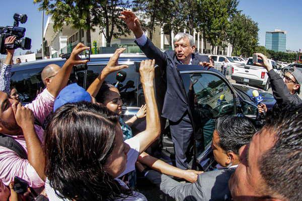 Poleacutemica por beso de Loacutepez Obrador a una periodista