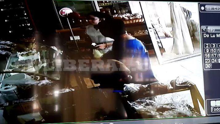 VIDEO  Infraganti la grabaron robando en reconocida panaderiacutea bandentildea