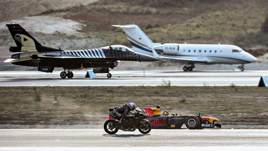 Increiacuteble carrera entre una Kawasaki un Tesla Un avioacuten caza un jet y dos superdeportivos