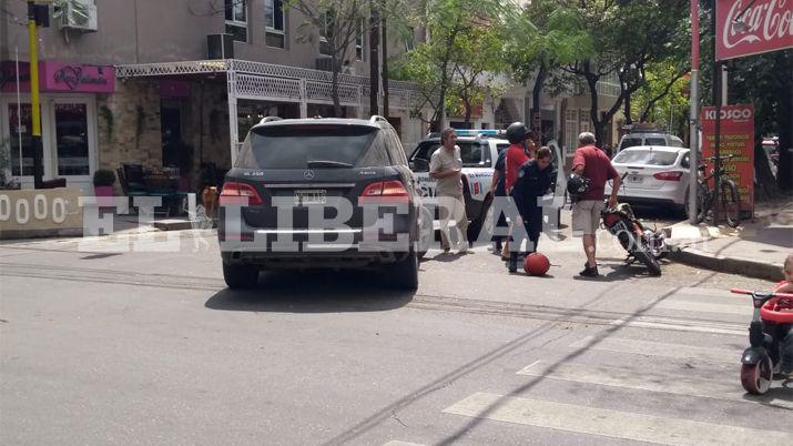 Fuerte choque entre moto y camioneta dejoacute soacutelo dantildeos materiales