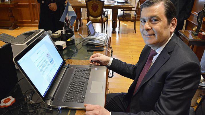 El gobernador realizoacute las primeras firmas digitales en decretos de obras