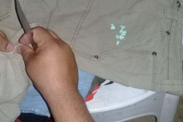 Llevoacute pastillas ocultas en la botamanga de un pantaloacuten para su concubino preso por drogas 