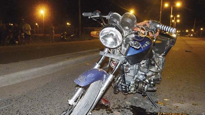 Robaron una moto en un boliche y al escapar chocaron contra una pared