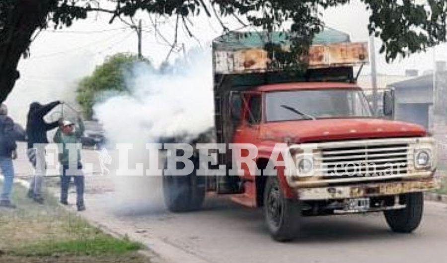 Un camioacuten cargado con rollos de pasto se incendioacute en Friacuteas