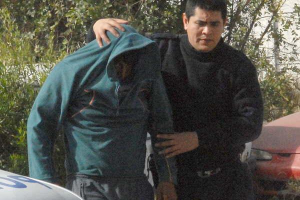 La policiacutea arriboacute a su domicilio para detenerlo y eacutel los recibioacute a machetazos 