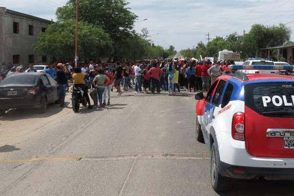 Vecinos cortan ruta en apoyo a docente acusado de abuso