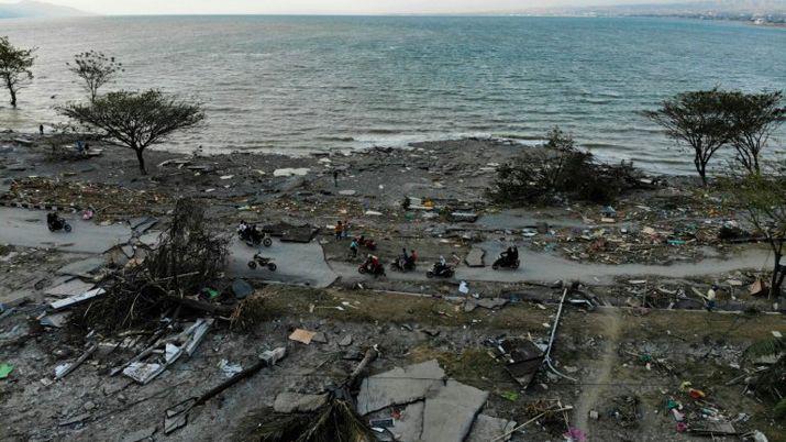 Macabro- este video muestra coacutemo la tierra se traga las casas en Indonesia