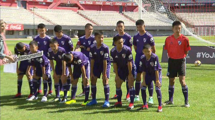 Los chicos rescatados de la cueva de Tailandia visitaron el Monumental