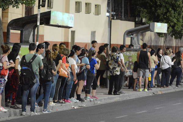 Miles de usuarios se ven perjudicados por la medida de fuerza