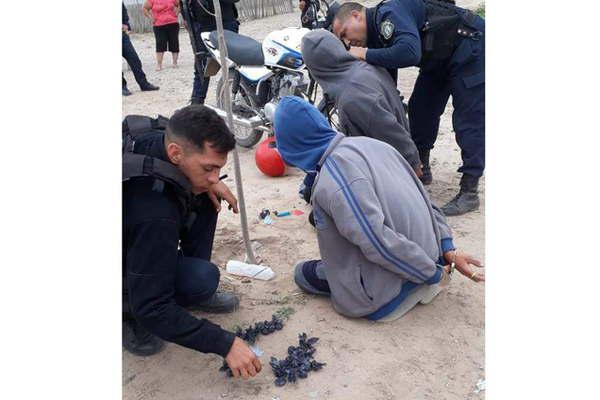 Interceptan a joacutevenes con 33 bagullos de marihuana y cocaiacutena