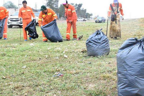 La comuna retiroacute gran cantidad de basura de terrenos del acceso oeste 