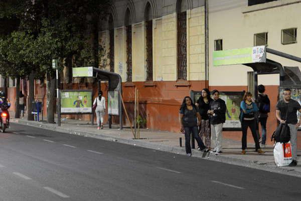 El paro nocturno de colectivos seguiraacute hasta el mieacutercoles venidero