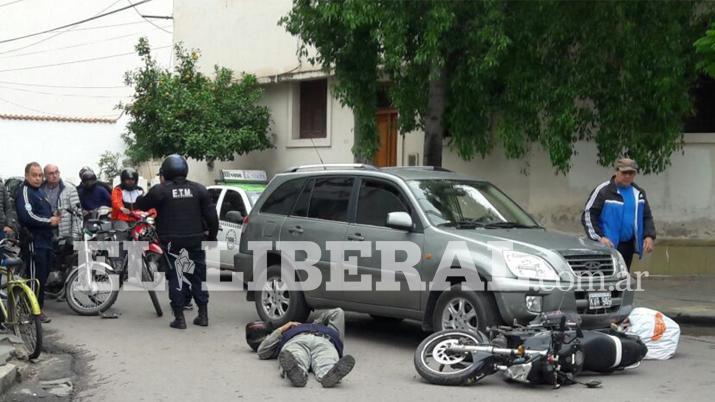 Triple choque en Avenida Lugones dejoacute dos joacutevenes heridos