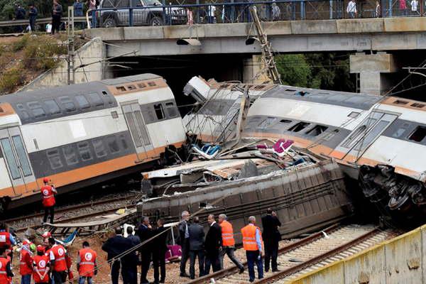 Al menos 7 muertos al descarrilar un tren