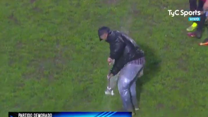 VIDEO  La lluvia borroacute las liacuteneas del campo de juego