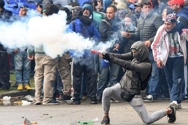 Tras una jornada de incidentes dentro y fuera del Congreso se votoacute el Presupuesto