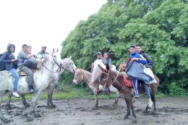 Salieron de sus casas a caballo para asistir a la Feria de la Ciencia