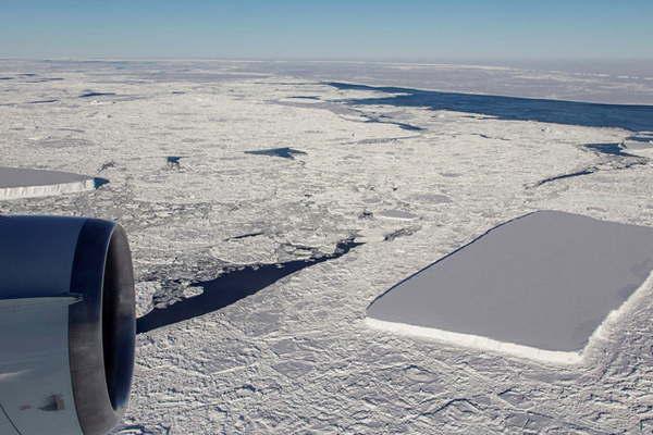 La Nasa descubrioacute un espectacular iceberg rectangular en una misioacuten en la Antaacutertida