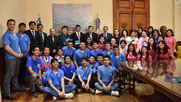 Integrantes de la Fundacioacuten Unioacuten Internacional de Joacutevenes visitaron al Gobernador Zamora