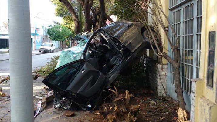 El auto quedó sobre una vereda