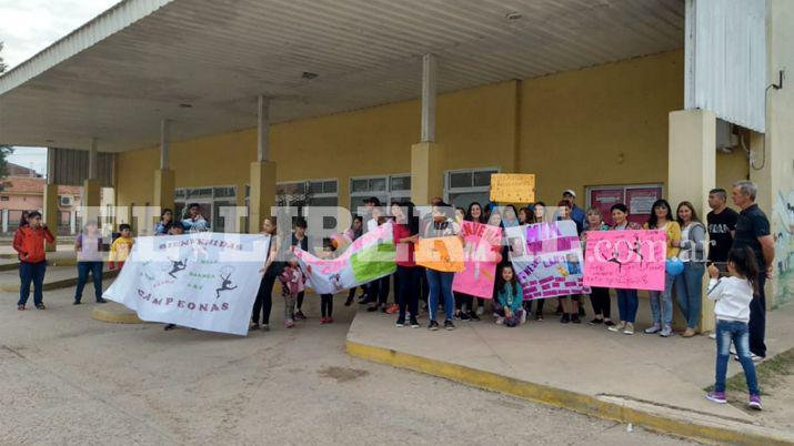 Los vecinos de Colonia Dora saludaron afectuosamente a las subcampeonas nacionales