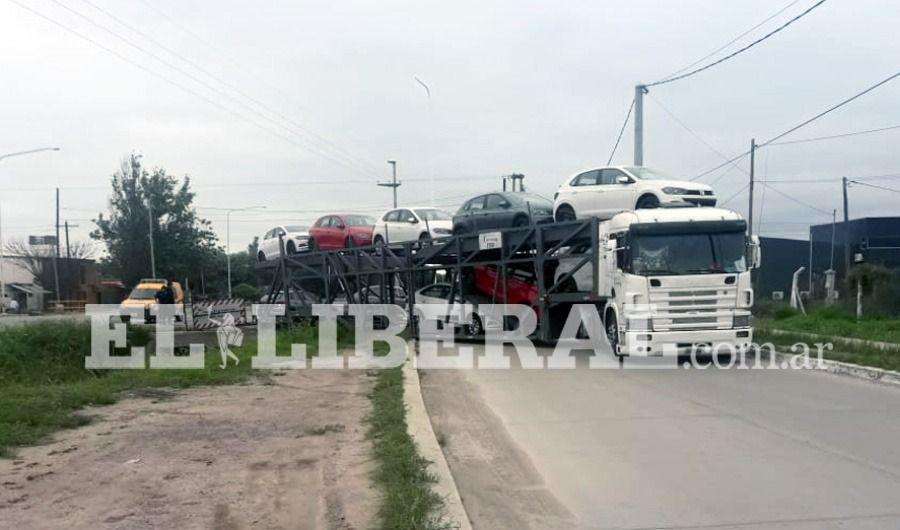 Conductor de un camioacuten mosquito casi cae al Canal con 10 autos Okm