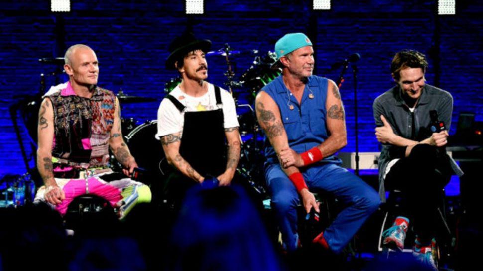 Los Red Hot Chili Peppers dieron un show sorpresa en una escuela de California