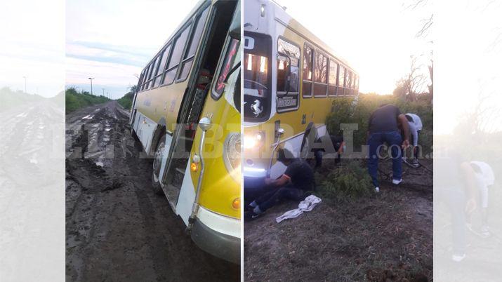 VIDEO  Chofer y pasajeros trabajaron duro para sacar un colectivo del barro