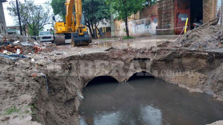 El pozo que ayer se tragoacute un auto sigue siendo una preocupacioacuten en el 8 de Abril