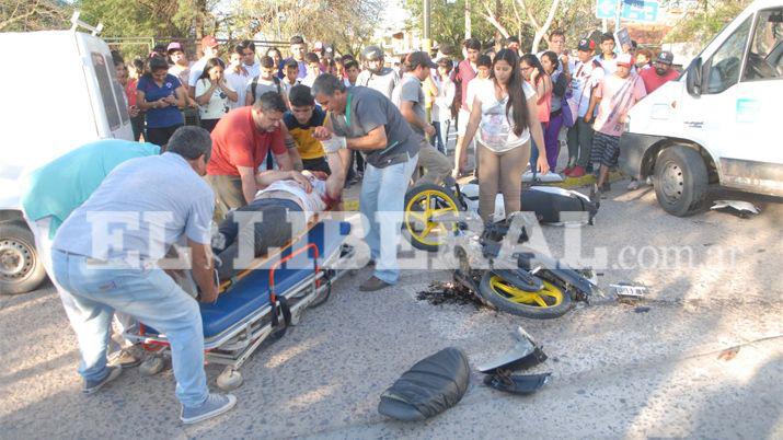 Un grave accidente dejó dos motociclistas heridos en pleno centro loretano