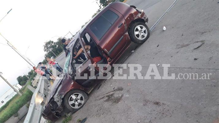 Volcaron con su auto y el guardarraiacutel los salvoacute de caer al Canal