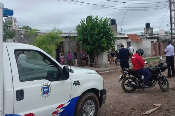 Un hombre encontroacute  a su pareja ahorcada dentro del bantildeo de la casa