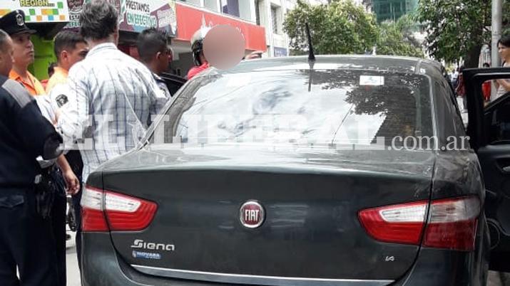 Dejoacute encerradas a dos pequentildeas en un auto para ir al banco