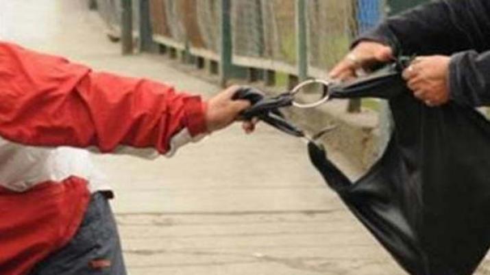 Motochorros arrebataron una cartera con 5000