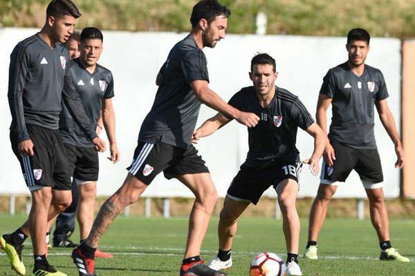 Scocco hizo fuacutetbol pero sigue en duda 