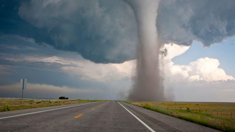 Video- Una familia filmoacute a un enorme tornado a metros de su auto