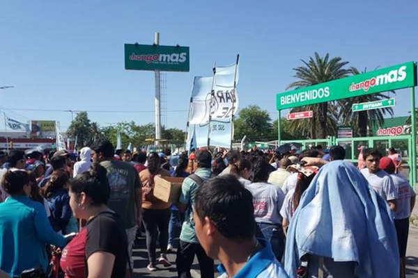 Barrios de Pie pidioacute a supermercados alimentos para asistir a merenderos