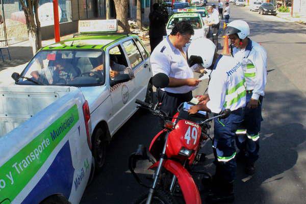 Continuacutean con  los operativos de taxis y radiotaxis