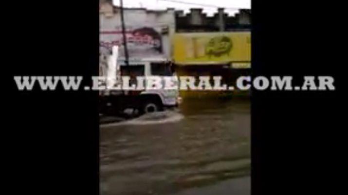 Una de las esquinas céntricas frente a la Escuela Laprida tomada por el agua